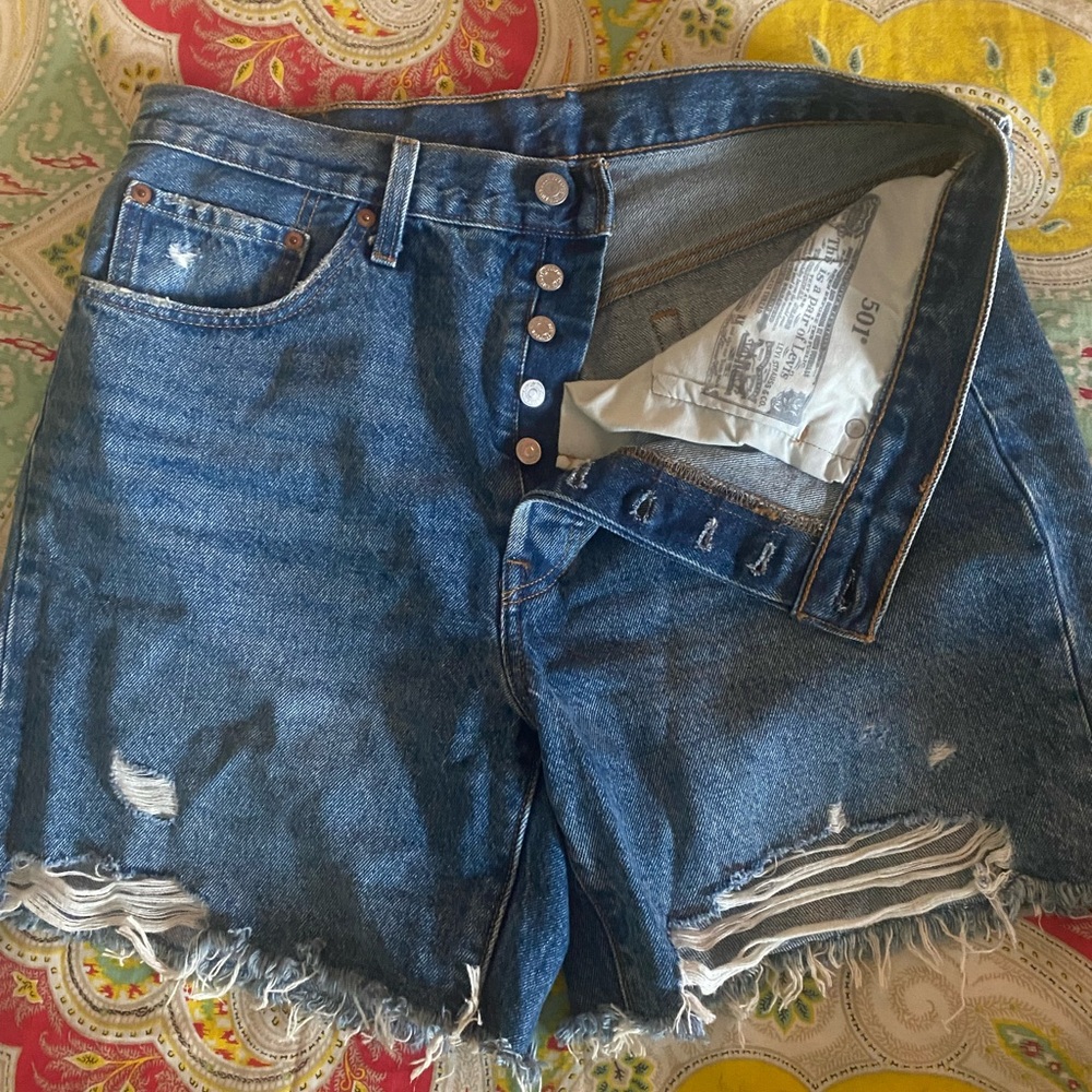 LEVI RED TAB DENIM SHORTS
